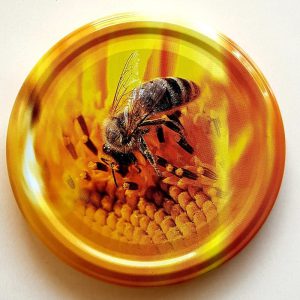 Metāla vāciņš TO-82, 24-10 Dzeltenā ziedā tuvplānā
